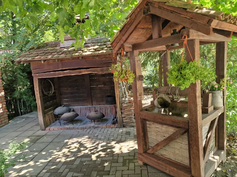 Stari bunar i natkrivena koliba u dvorištu