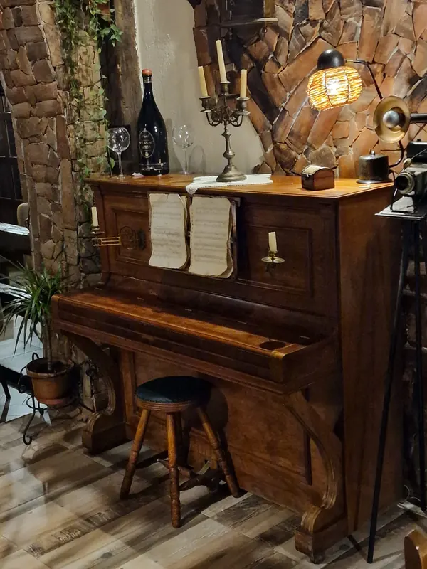 Stari klavir i svećnjaci