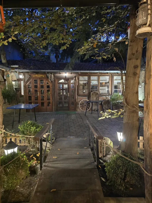 Dvorište i ulaz u restoran uveče