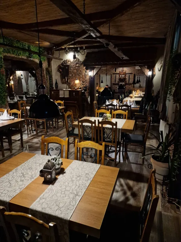Unutrašnjost restorana sa drvenim stolicama
