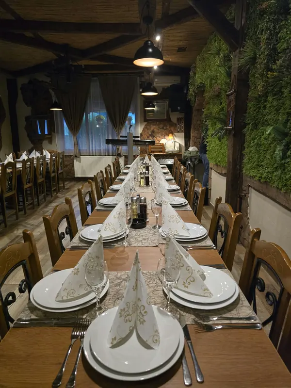 Sala sa zelenim zidom i svečano postavljenim stolovima