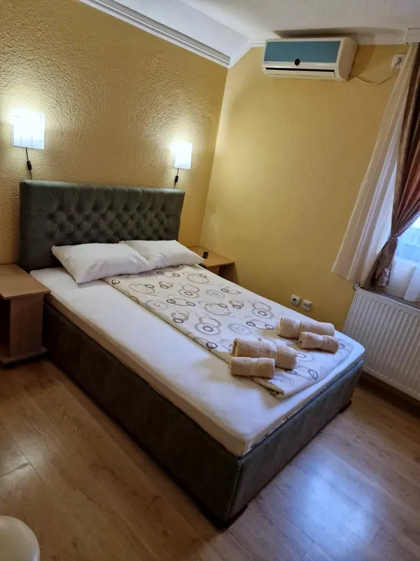 Dvokrevetna soba sa bračnim krevetom