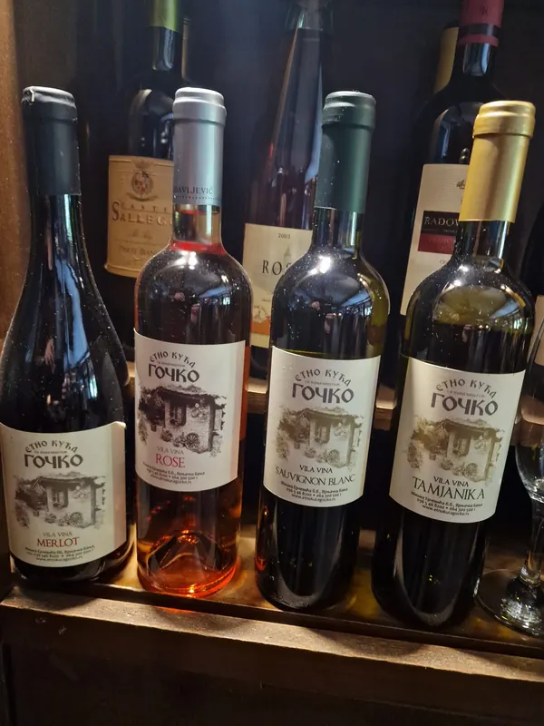 Crno, belo i roze vino sa etiketom Gočko